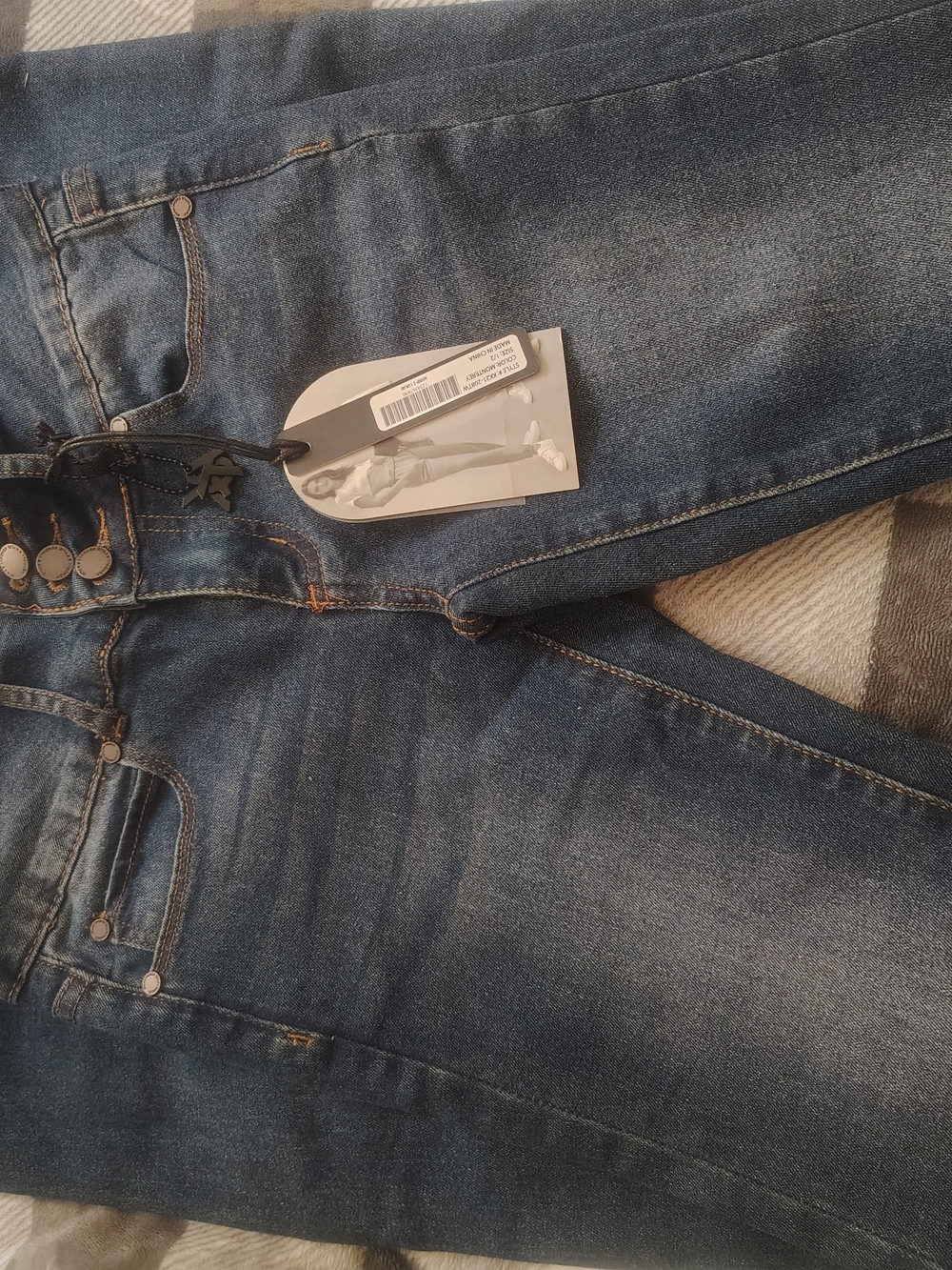 Kendall & Kylie Skinny Jeans in Dark Blue Wash